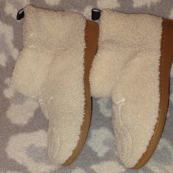 VICTORIAS SECRET BOOT SLIPPERS OFFWHITE FUZZY HARD BOTTOM SOLES SUPER SOFT M 7/8 - Picture 2 of 9